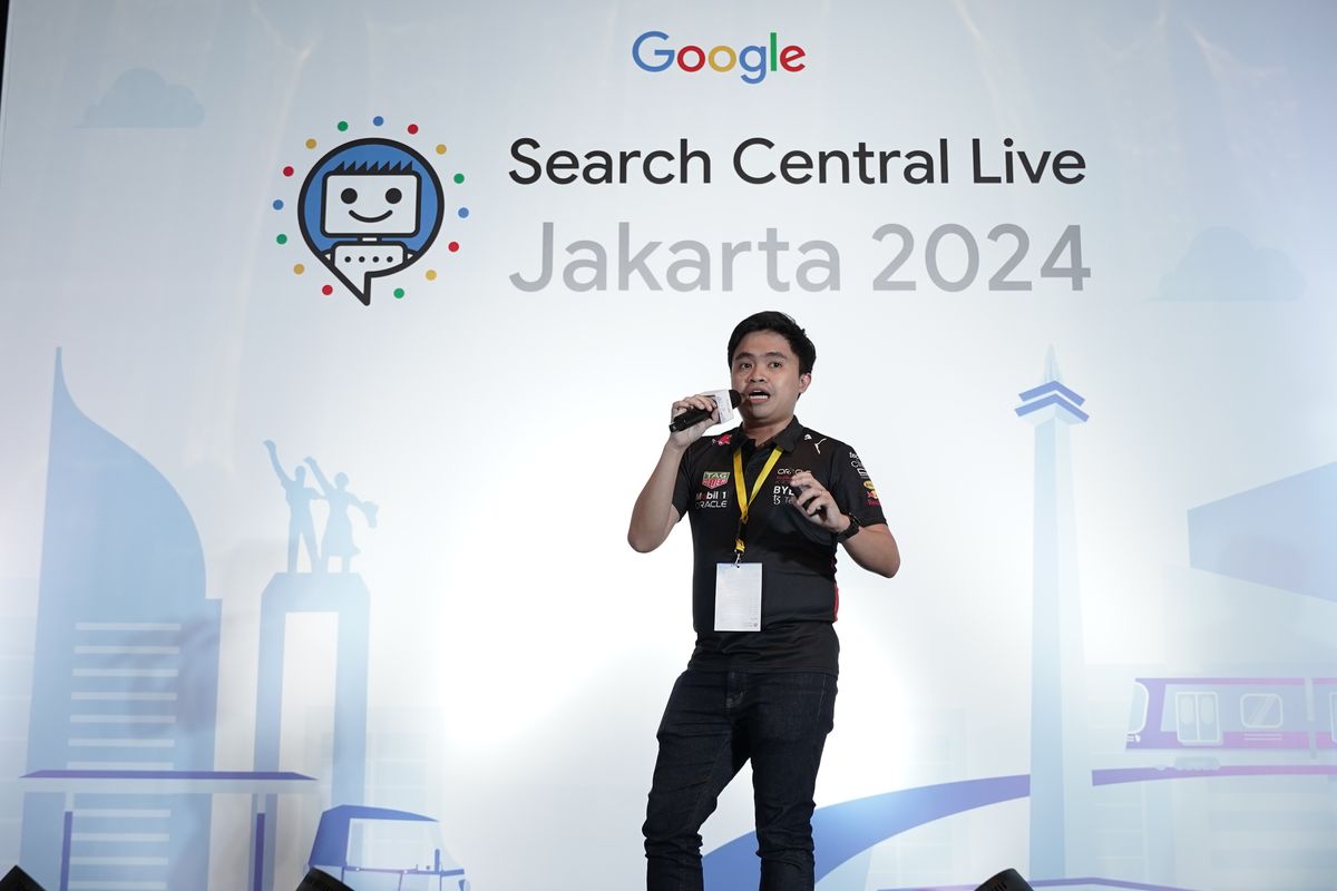 Eki Riandra speaking at Google Search Central Live Jakarta 2024